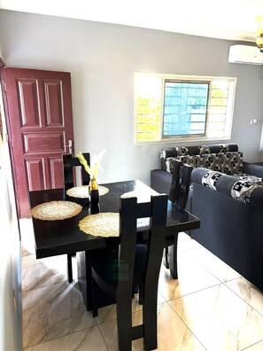 Dining - 2-beds 2-Baths apartment in charming Douala with WiFi, AC, Start your adventure (Douala)