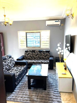 Smart TV - 2-beds 2-Baths apartment in charming Douala with WiFi, AC, Start your adventure (Douala)