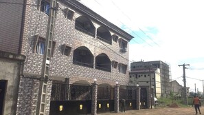 Exterior - 2-beds 2-Baths apartment in charming Douala with WiFi, AC, Start your adventure (Douala)