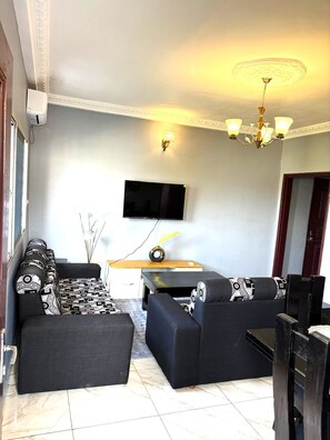 Smart TV - 2-beds 2-Baths apartment in charming Douala with WiFi, AC, Start your adventure (Douala)