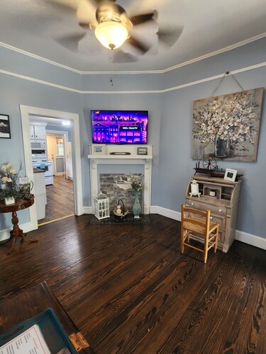 Charming 2BR-3bed home with WiFi wooden rockers on porch in wonderful Kannapolis