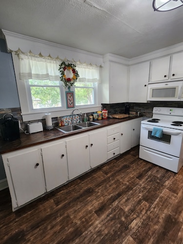 Charming 2-bedroom home with WiFi, AC & rockers on porch in wonderful Kannapolis