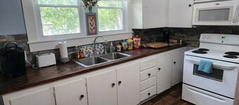 Charming 2-bedroom home with WiFi, AC & rockers on porch in wonderful Kannapolis