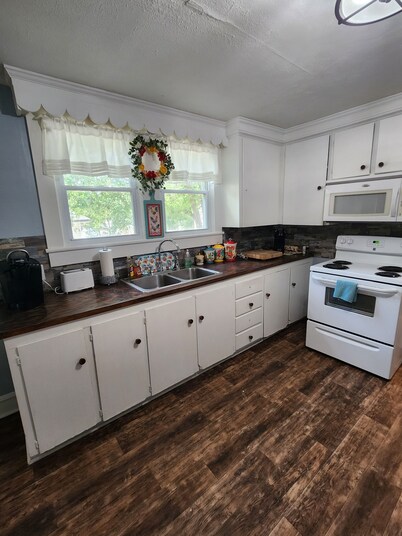 Charming 2-bedroom home with WiFi, AC & rockers on porch in wonderful Kannapolis