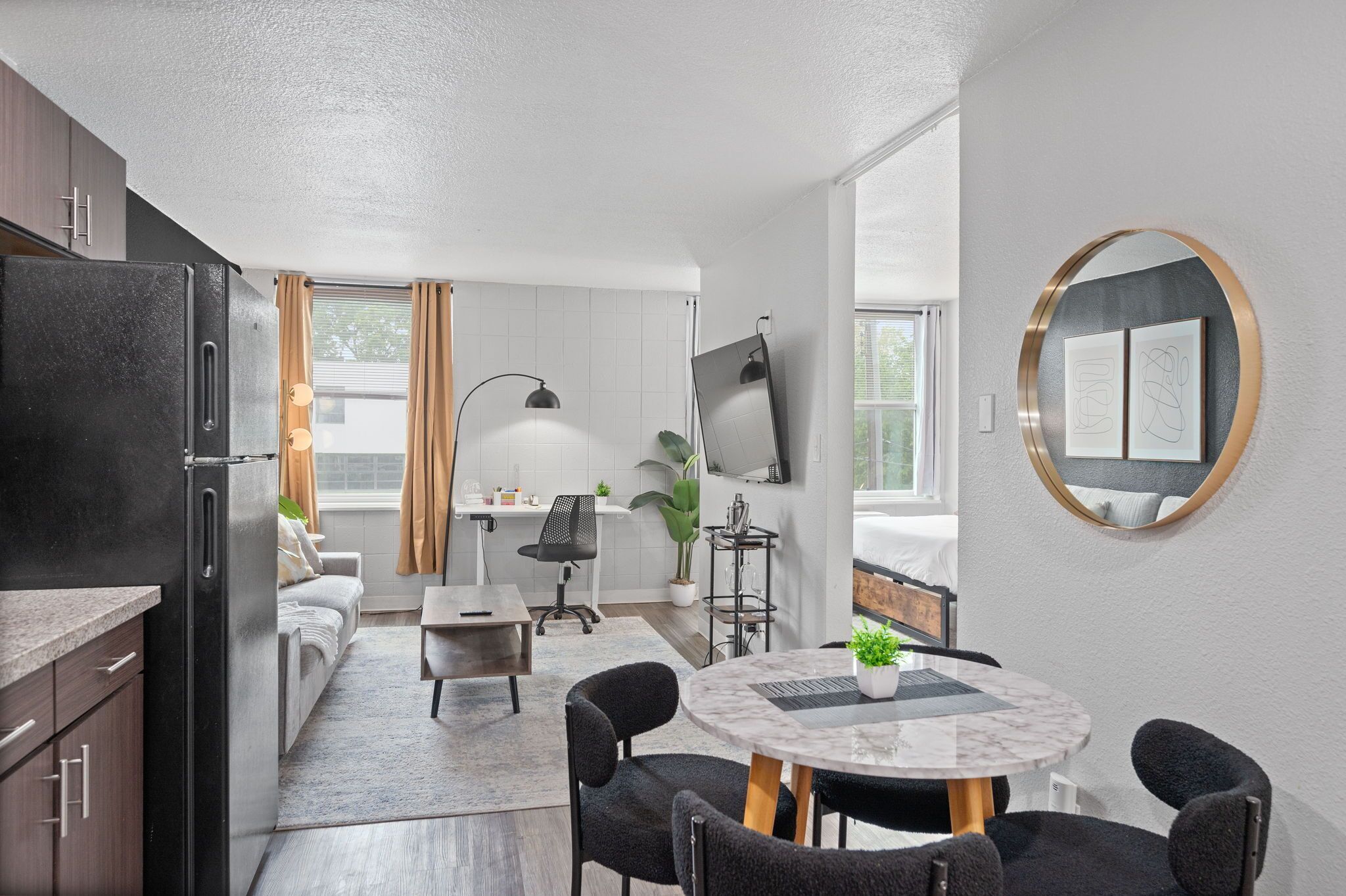 1 camera, una cassaforte in camera, una scrivania, ferro/asse da stiro