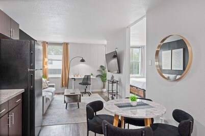 Stylish studio+ Prime Location Cincinnati + workspace + fitness room + smart TVs