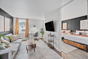 1 Schlafzimmer, Zimmersafe, Schreibtisch, Bügeleisen/Bügelbrett