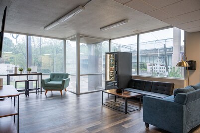 Stylish studio+ Prime Location Cincinnati + workspace + fitness room + smart TVs