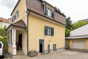 Exterior - Central, quiet oasis with garden and parking lot (Graz)
