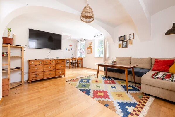 Living area - Central, quiet oasis with garden and parking lot (Graz)