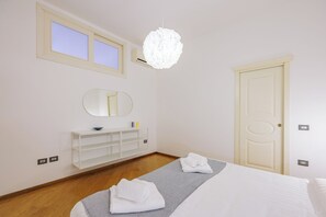 公寓 (2 Bedrooms) | 2 多间卧室、笔记本电脑工作区、床单