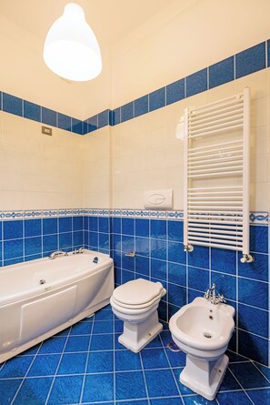 Apartment (2 Bedrooms) | Bathroom | Bidet, towels - Terrazza Aphrodite by Napoliapartments (Salerno)