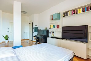 Apartment (2 Bedrooms) | 2 bedrooms, laptop workspace, bed sheets