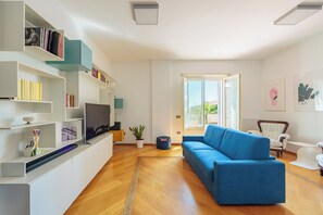 公寓 (2 Bedrooms) | 起居区 | 电视