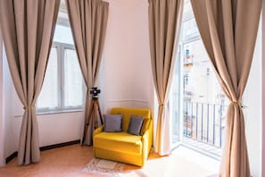 Apartment (3 Bedrooms) | Living area