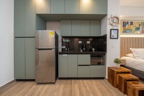 Refrigerador, cafetera/tetera, utensilios de cocina