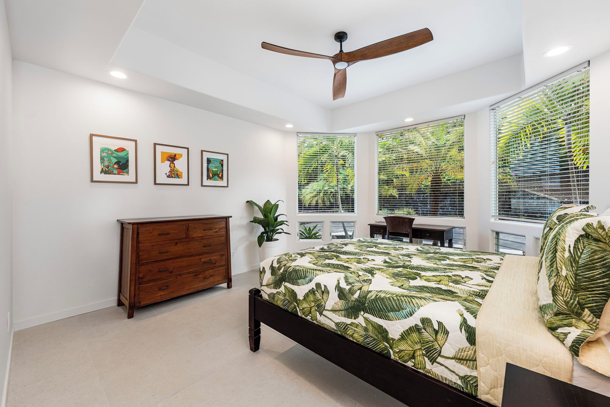 4 bedrooms, iron/ironing board, internet, bed sheets