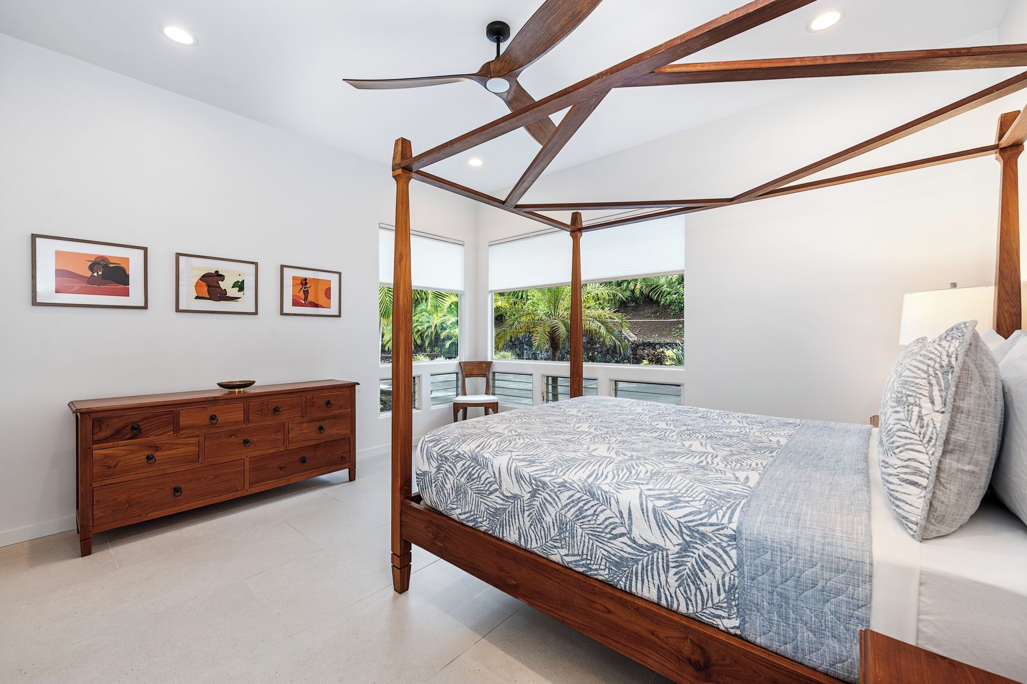 4 bedrooms, iron/ironing board, internet, bed sheets