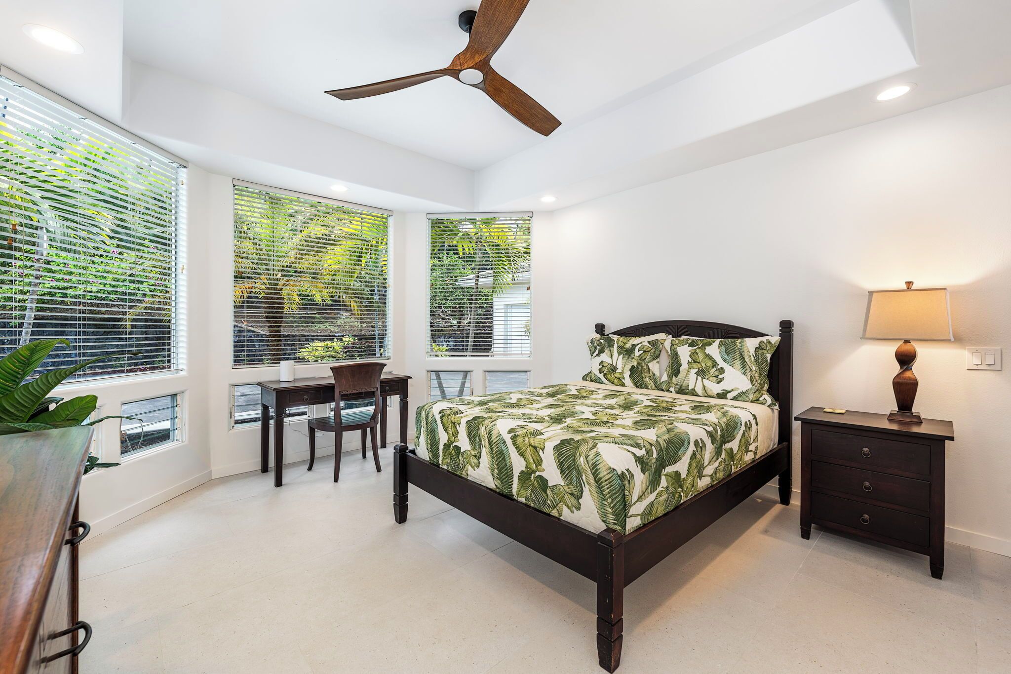 4 bedrooms, iron/ironing board, internet, bed sheets