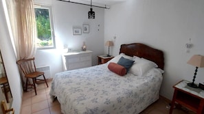 2 habitaciones, escritorio, tabla de planchar con plancha y wifi gratis 