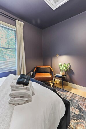 4 室のベッドルーム、デスク、アイロン / アイロン台、旅行用ベビーベッド