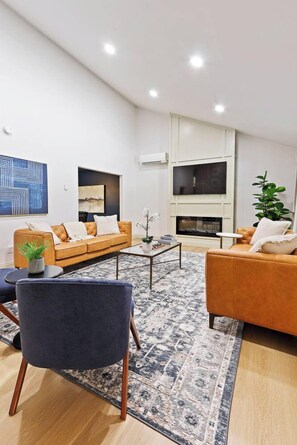 Smart-TV, Kamin, Arbeitsbereiche, Computerbildschirme