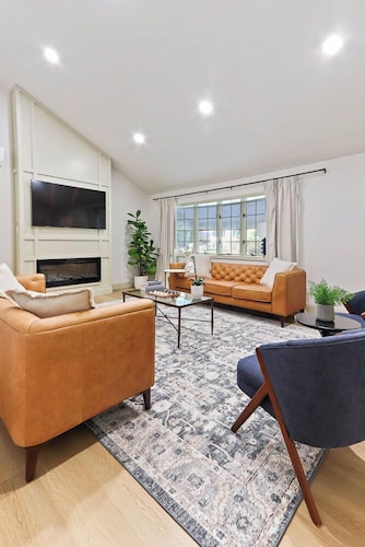 Lux 4BD House-Mins to PSU, 10 Guests, Pool Table