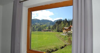 Gemütliches Ferienhaus am Bächle in Tiefenbach bei Oberstdorf mit Garten