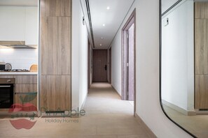 Private kitchen - Spacious 2 Bedroom With Maid Room Near Marina Walk (Dubai)