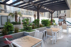 Outdoor dining - Spacious 2 Bedroom With Maid Room Near Marina Walk (Dubai)
