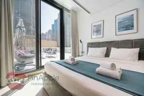 3 habitaciones, tabla de planchar con plancha y ropa de cama
