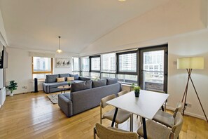 Apartemen, balkon, pemandangan kanal | Area keluarga | TV layar datar