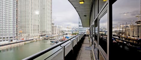 Apartamento, sacada, vista para o canal | Sacada