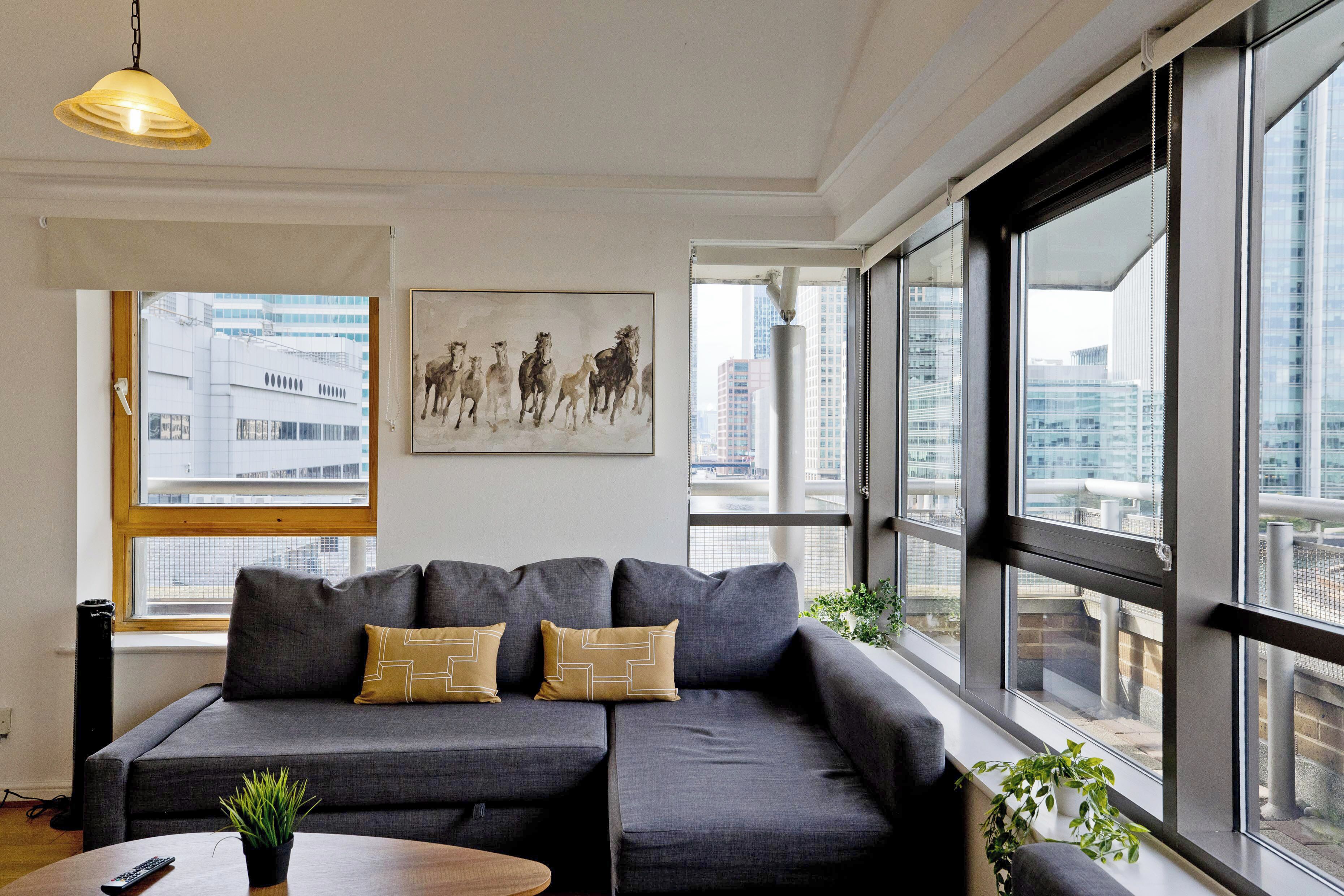 Apartamento, balcón, vistas al canal | Zona de estar | Una televisión de pantalla plana