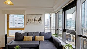 Apartamento, balcón, vistas al canal | Zona de estar | Una televisión de pantalla plana