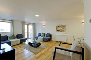 apartman, erkély, kilátással a városra | Nappalirész | Síkképernyős tévé