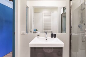 Shower, hair dryer, bidet, towels
