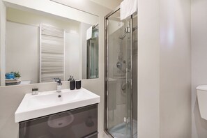 Dusche, Haartrockner, Bidet, Handtücher