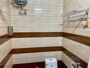 Doccia, asciugamani, sapone, shampoo
