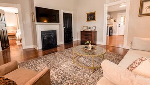 Ein Wohnzimmer mit Kamin, Couchtisch und Sofa.