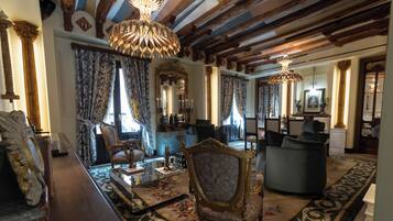 Luxury Studio Suite, City View | Living area