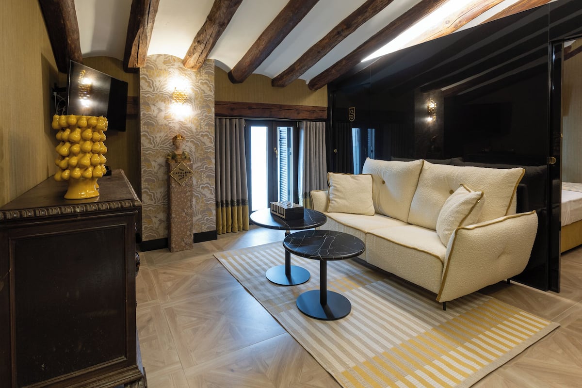 Suite Studio Luxe, vue ville | Coin séjour