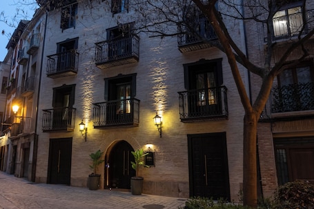 Fachada de la propiedad. 5 Sentidos - Suites de Lujo