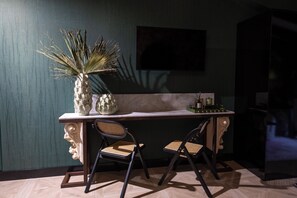 Luxury Studio Suite, City View | Living area - 5 Sentidos - Suites de Lujo (Tudela)