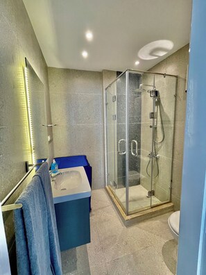 Douche, sèche-cheveux, serviettes fournies, savon