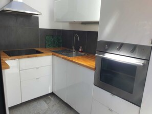 Micro-ondes, four, plaque de cuisson, lave-vaisselle