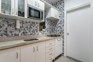 Kjøleskap, mikrobølgeovn, ovn og kaffetrakter/tekoker