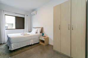 Strykejern/-brett, internettilgang og sengetøy