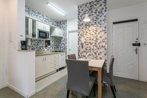 Fridge, microwave, oven, coffee/tea maker