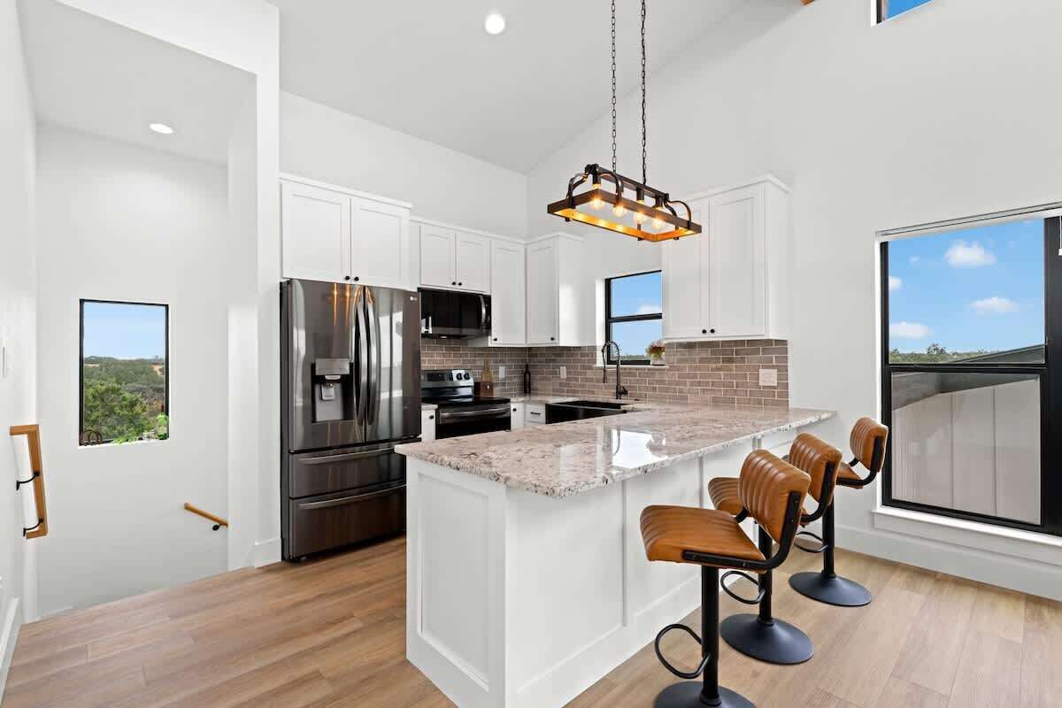 Oven, stovetop, dishwasher, cookware/dishes/utensils